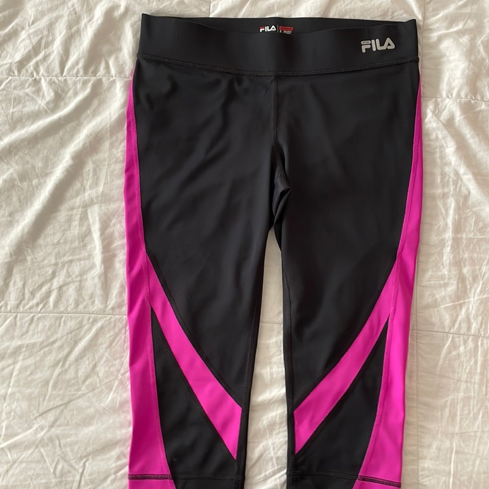 Fila performance Capri workout leggings! Black and hot pink, size small, EUC